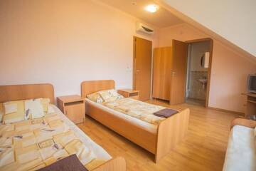 Фото номера Стандартный четырехместный номер Отель Praktik Hotel г. Берегово 2